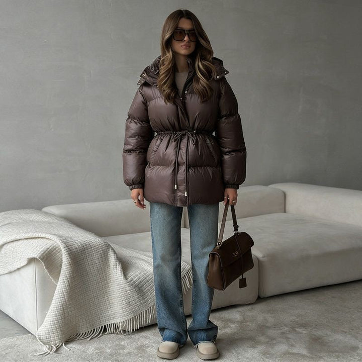 Elegante Damen Freizeitjacke mit Kapuze und verstellbarem Taillenzug. Vielseitig kombinierbar.
