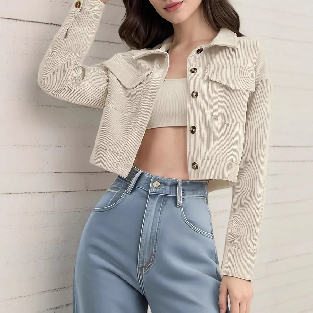 Trendige Damen Cropped Jeansjacke aus Denim, kurzärmelig, perfekt für lässige Sommer-Outfits.