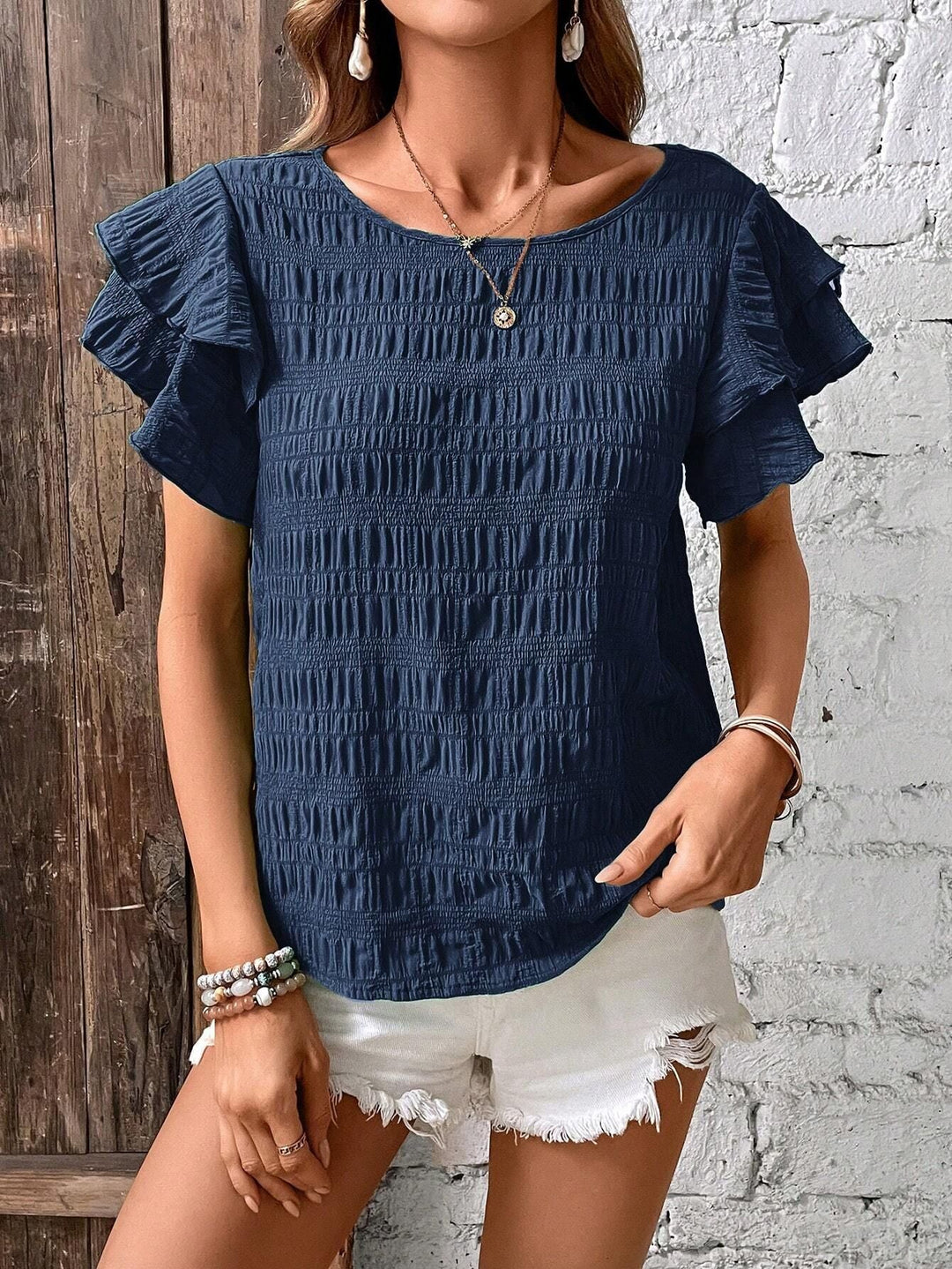 Leichte Damen Sommerbluse: Kurzarm, Smok-Detail und feminine Volantärmel. Bequem & elegant.