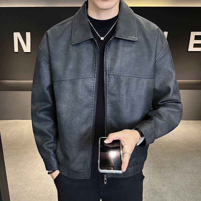 Trendige Herrenjacke in Lederoptik, vielseitig kombinierbar für einen stilvollen Auftritt.