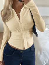 Figurnahes Damen Hemdshirt, elegant tailliert mit Raffung, V-Ausschnitt, Langarm; schickes Top für jeden Anlass.