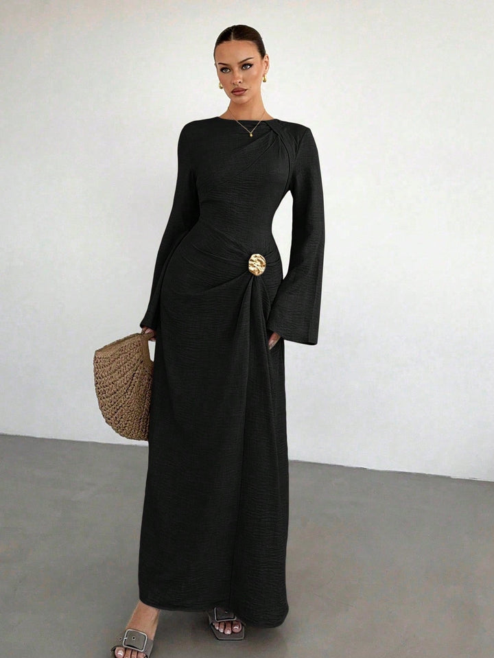 Fließendes Damen Maxikleid, drapierte Optik und elegante Glockenärmel, perfekt für den großen Auftritt.