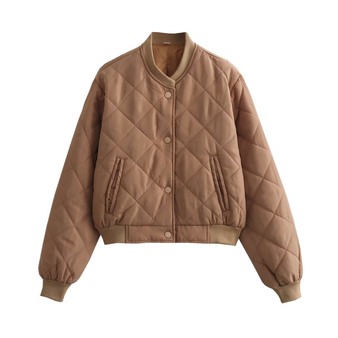 Produktfoto: Gemusterte Damen Steppjacke. Vielseitige Übergangsjacke, ideal als elegante Herbst- & Winterjacke.