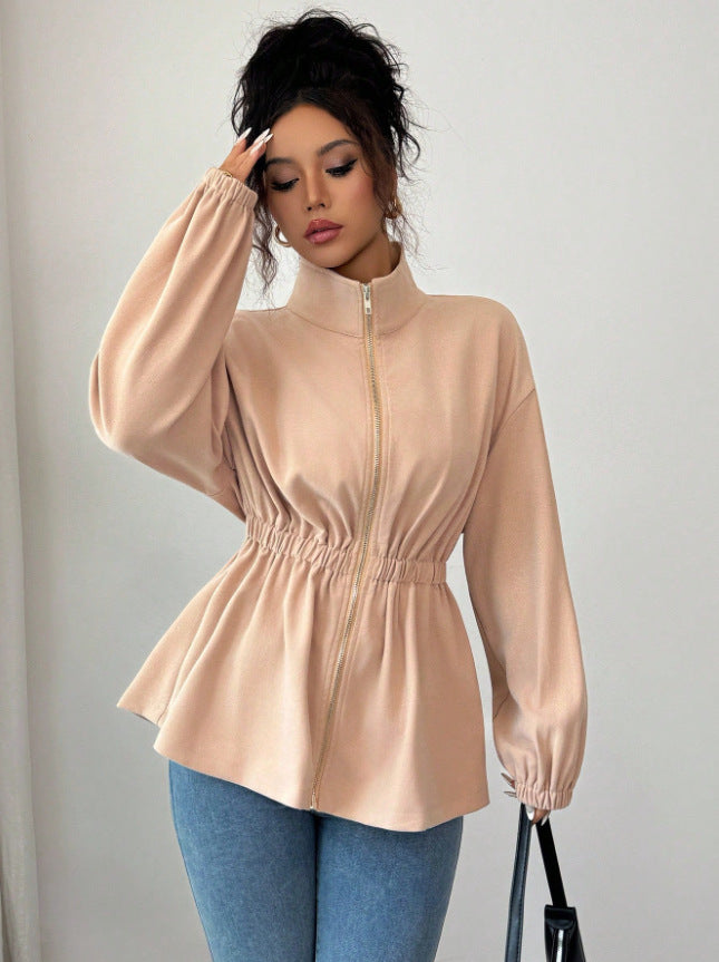 Modische Damen Zip-Jacke in Apricot. Tailliertes Design mit Reißverschluss. Ideal als elegantes Freizeit-Oberteil.