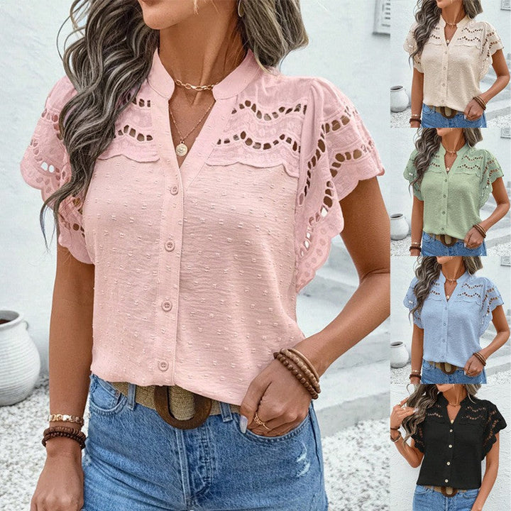 Damen Leichte Sommerbluse mit Broderie, eleganten Flügelärmeln und Stehkragen. Ideal für Urlaub & Freizeit.