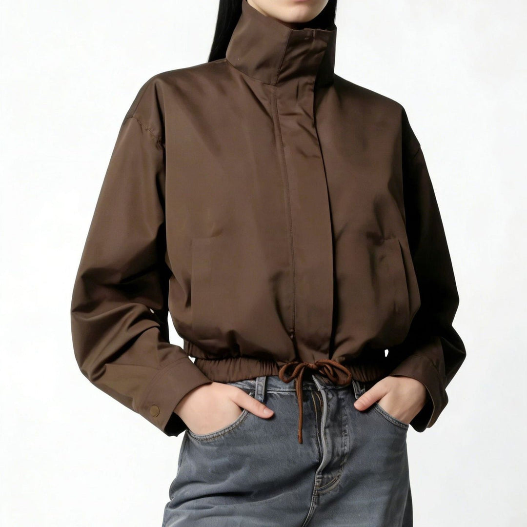 Detailansicht der stilvollen Damen Stehkragenjacke, zeigt hochwertiges Material für hohen Komfort.