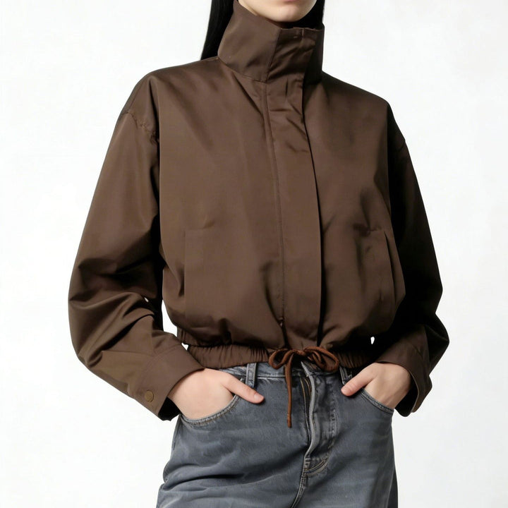 Detailansicht der stilvollen Damen Stehkragenjacke, zeigt hochwertiges Material für hohen Komfort.