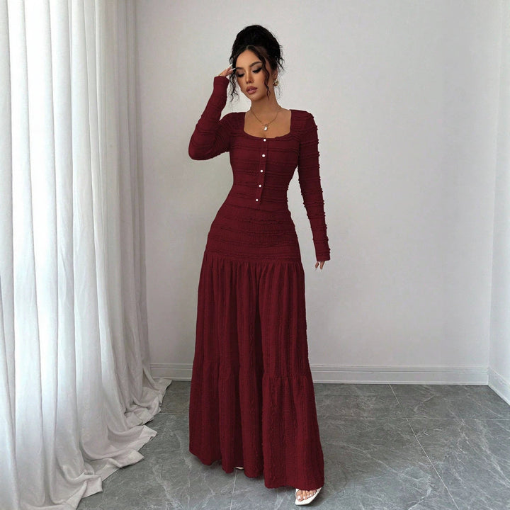 Festliches Maxikleid für Damen: Figurbetont, mit strukturierter Oberfläche, quadratischem Ausschnitt und Knopfleiste.