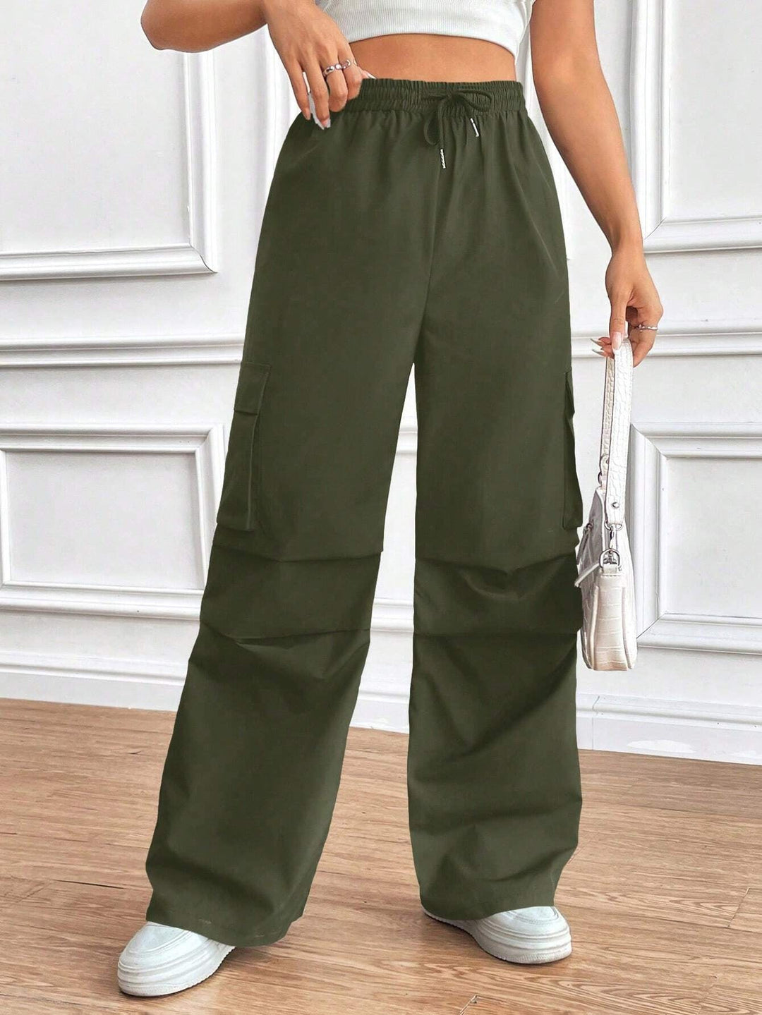 Sehr bequeme Damen Cargo-Hose High-Waist mit weitem Bein, Elastikbund & Klappentaschen. Trendige Freizeithose.