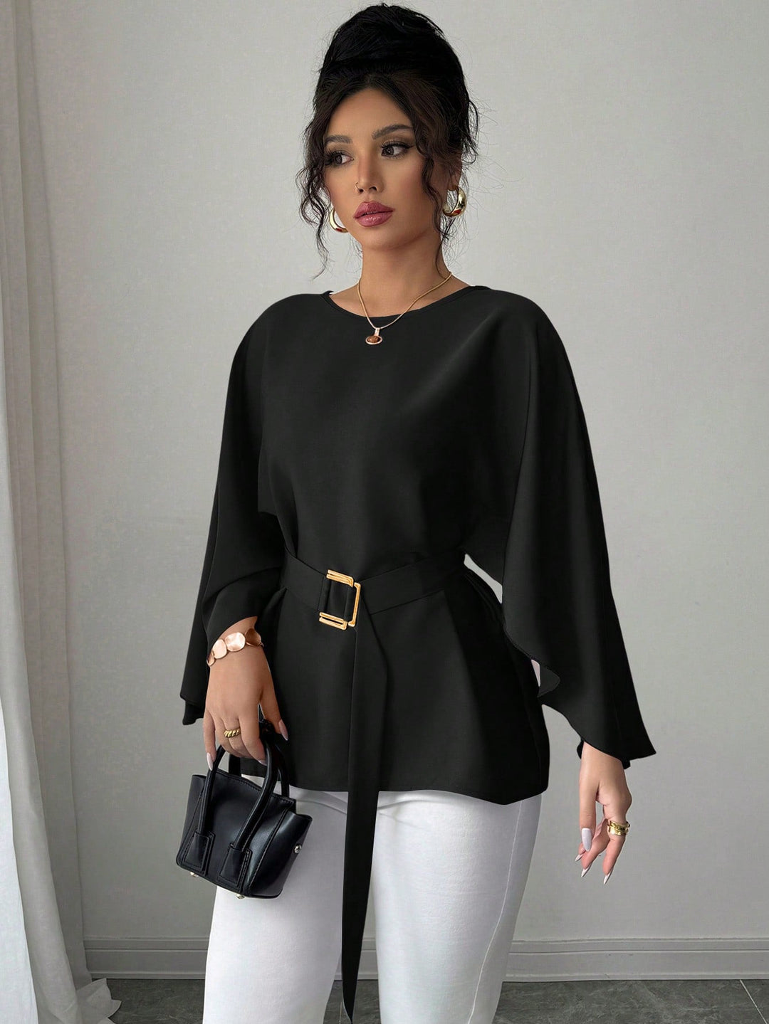 Schicke Business Casual Tunika für Damen mit Taillengürtel und modischen Cape-Ärmeln.