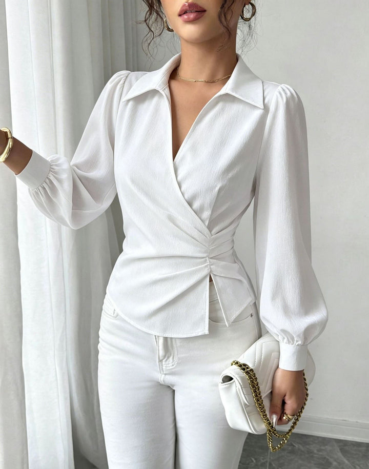 Komfortable Damen Wickelbluse mit Taillenraffung, Ballonärmeln & Hemdkragen. Ideal für Business, Freizeit & Abendmode.