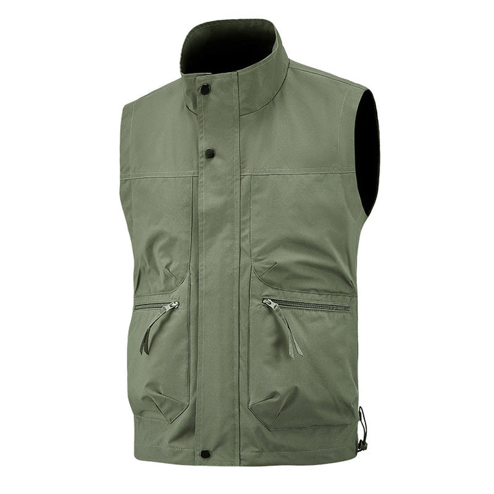 Mann trägt robuste Herren Outdoor-Utilityweste, geeignet für Wandern, Angeln oder den täglichen Gebrauch.