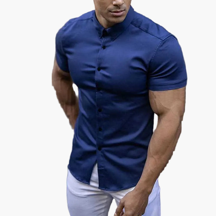 Hochwertiges Slim-Fit Kurzarmhemd für Herren. Atmungsaktiv und stylisch für elegante Sommer-Outfits.