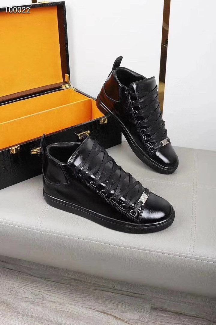 Stilvolle Herren-Sneaker in Schwarz-Weiß, ideal für täglichen Komfort und trendigen Freizeit-Look. Bequeme Alltagsschuhe.