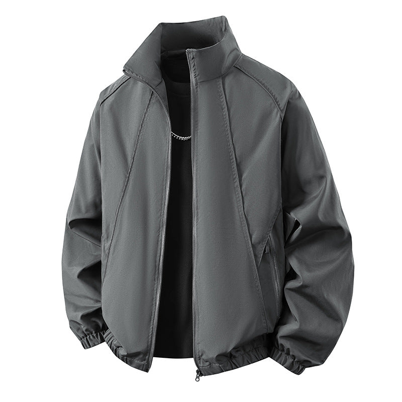 Rückenansicht der figurbetonten Herren Sport-Windbreaker-Jacke, für Komfort bei aktiven Bewegungen.