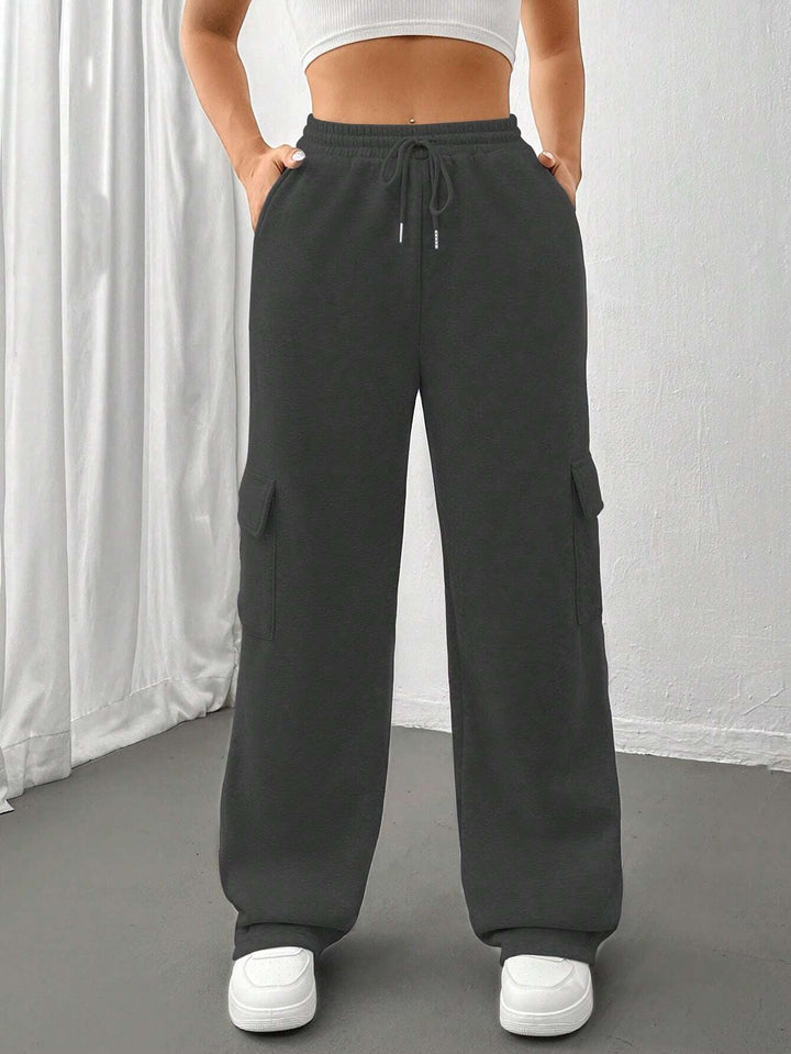 Trendige Damen Cargojogger mit weitem Bein, Kordelzug & vielen Taschen. Streetwear Fashion.
