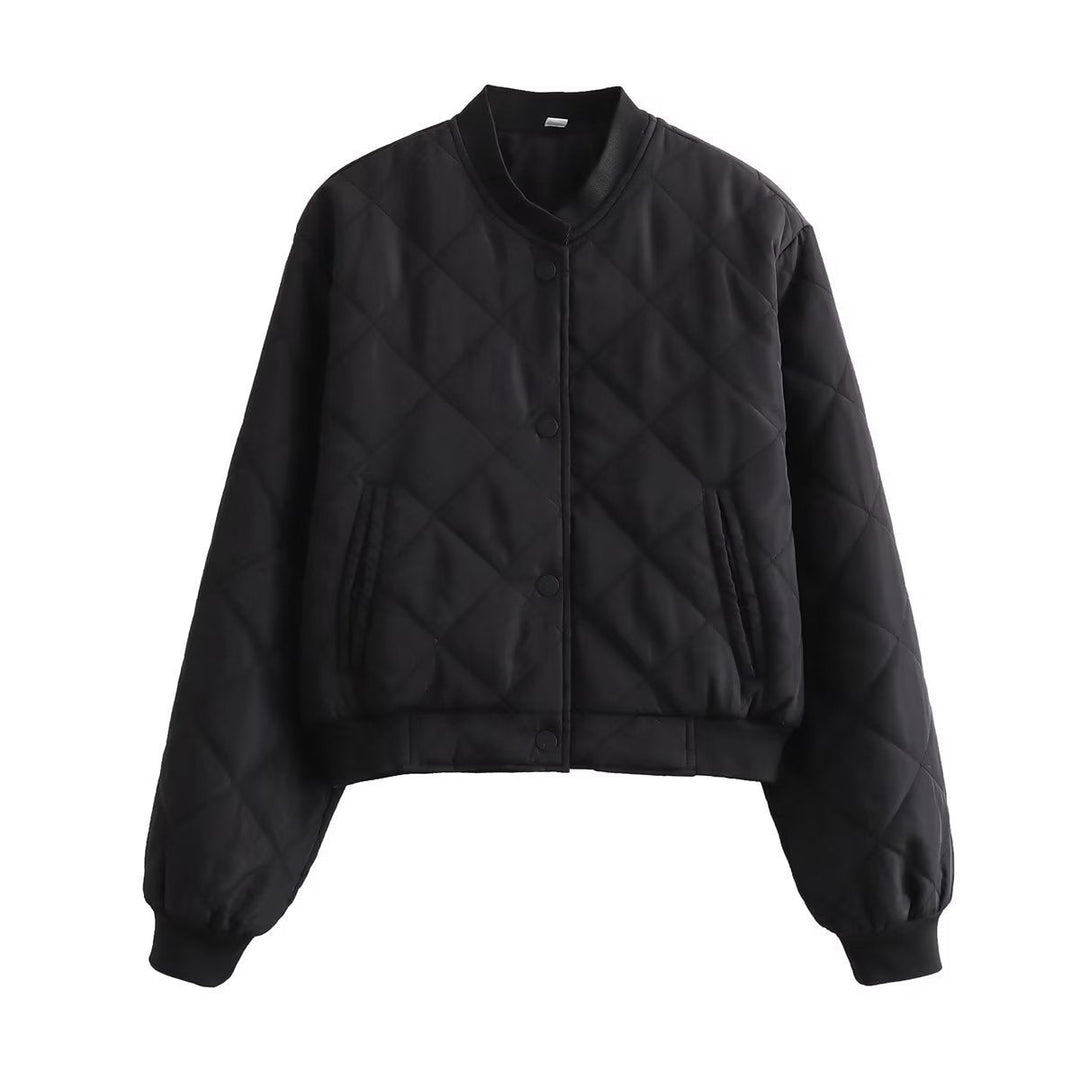Frau in warmer, gemusterter Damen Steppjacke bei Outdoor-Aktivitäten. Modische Winterjacke für Freizeit.