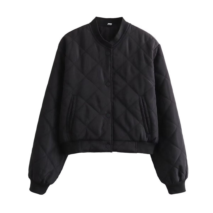 Frau in warmer, gemusterter Damen Steppjacke bei Outdoor-Aktivitäten. Modische Winterjacke für Freizeit.