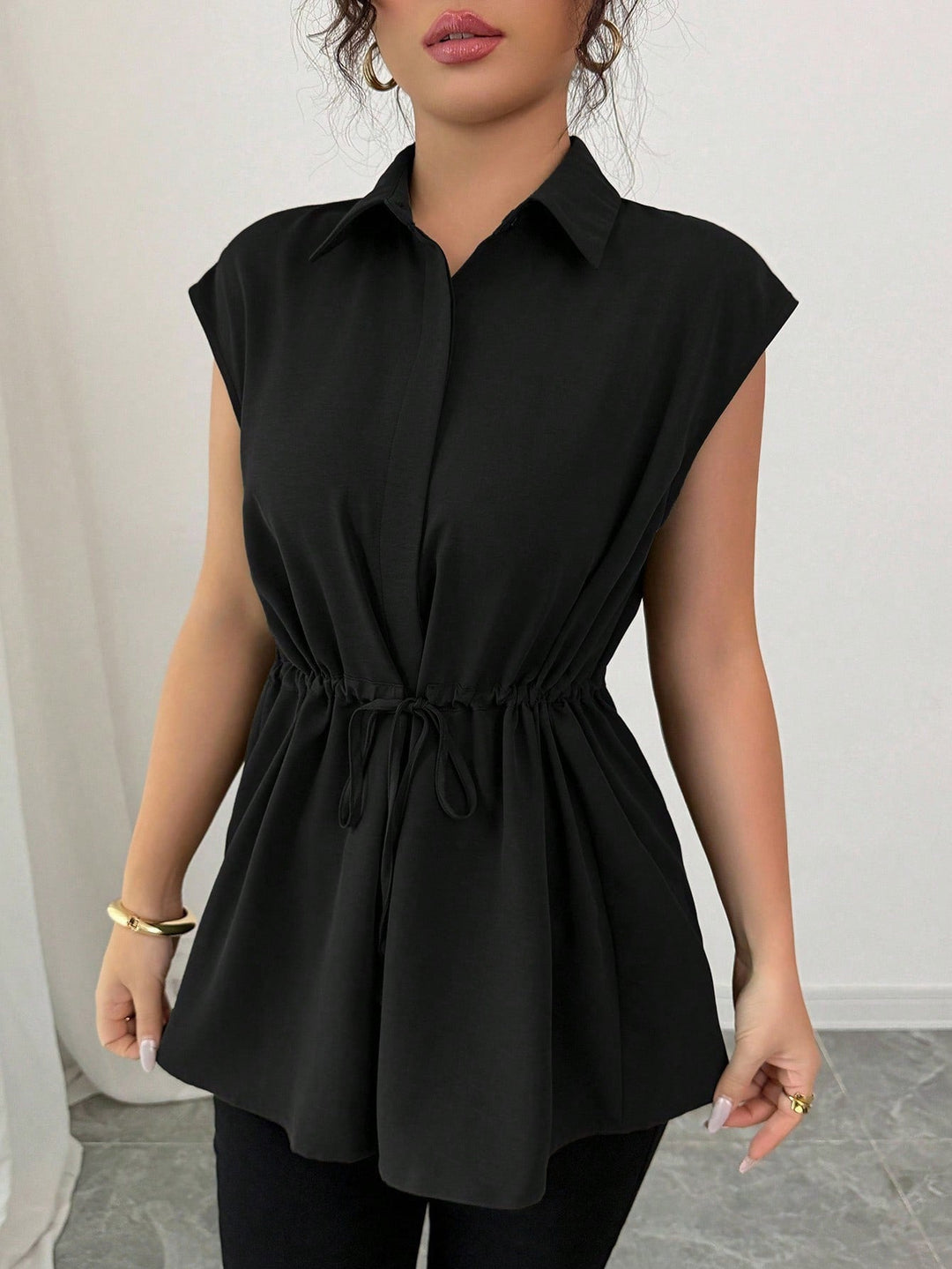 Ärmellose Damen Tunika mit Kordelzug, leichter Stoff, elegant fallend, perfekt für luftige Sommer-Looks.