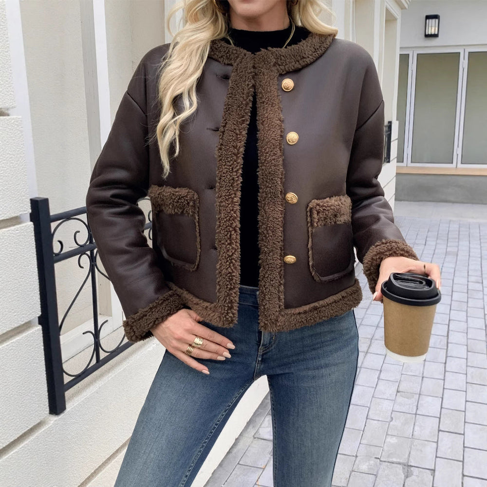 Modell trägt dunkelbraune Damen Kurzjacke. Elegant & bequem für Business-Looks und stilvolle Herbst-Übergangsoutfits.