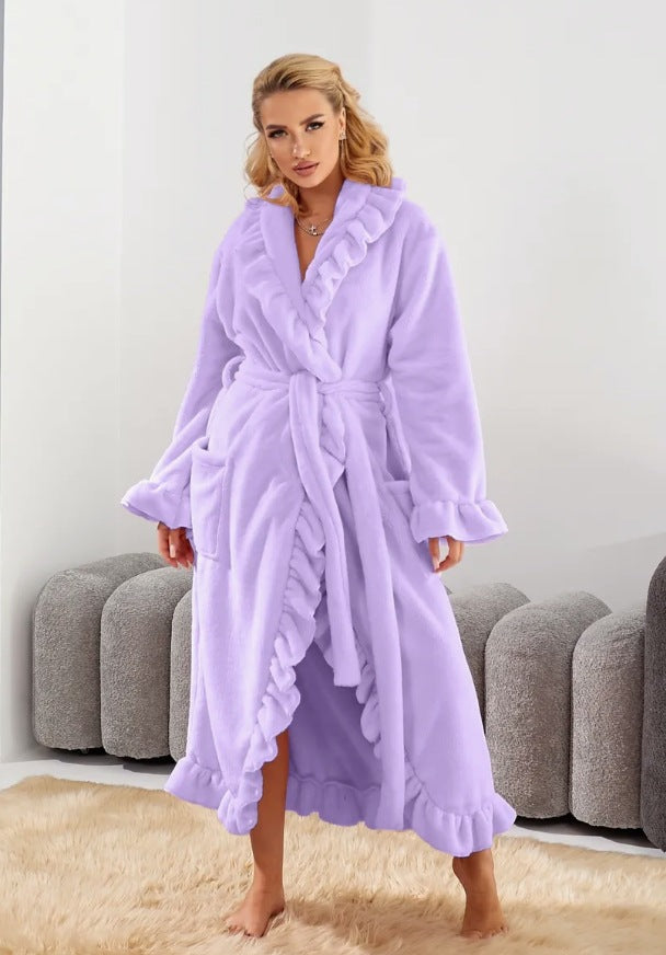 Luxuriöse Damen Nachtwäsche: eleganter Morgenmantel, extra lang, mit weichem Rüschenkragen für Stil.