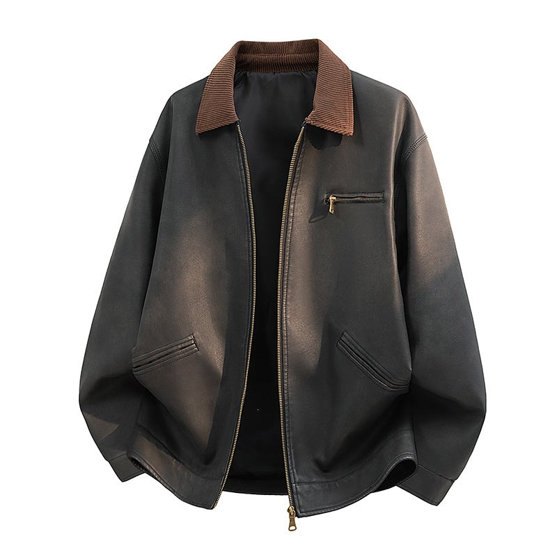 Nahaufnahme der Textur einer lässigen Herren Kunstlederjacke mit breitem Kragen. Modischer Lederlook für Männer.