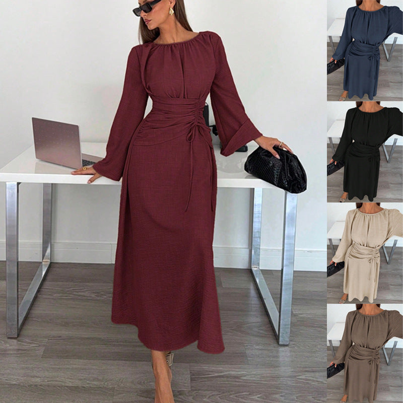 Damen Maxikleid mit schmeichelnder Taillenschnürung und weitem, fließendem Rock. Elegant für Frühling.