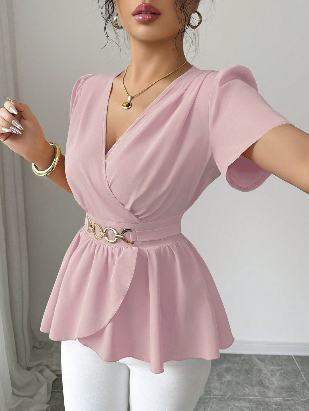 Damen Wickelbluse mit schmeichelhaftem Gürtel und elegantem asymmetrischen Volant, ideal als Freizeitbluse.