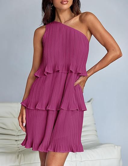 Detailansicht: Plissierte Stufen und fließender Stoff des A-Linien Sommerkleides. Zeitlos elegant.
