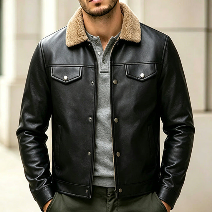 Frontansicht der stilvollen Herren-Freizeitjacke in Schwarz mit kuscheligem Teddykragen. Moderne Mode.