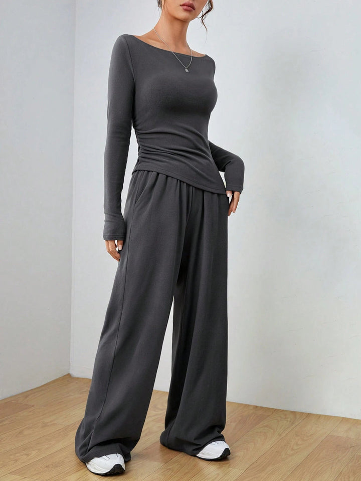 Damen Reise Outfit: Zweiteiler mit U-Boot-Ausschnitt & eleganter Palazzo Hose für Komfort & Stil.