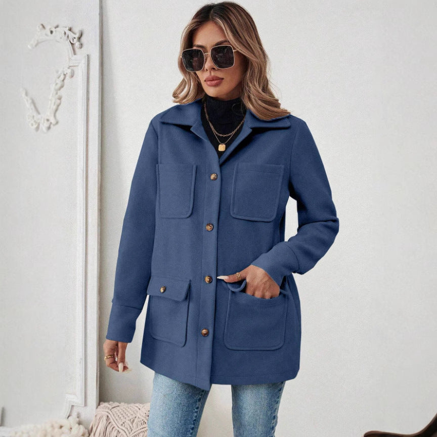 Übergangsjacke für Damen, modisch mit Reißverschluss und Stehkragen, urbaner Look.