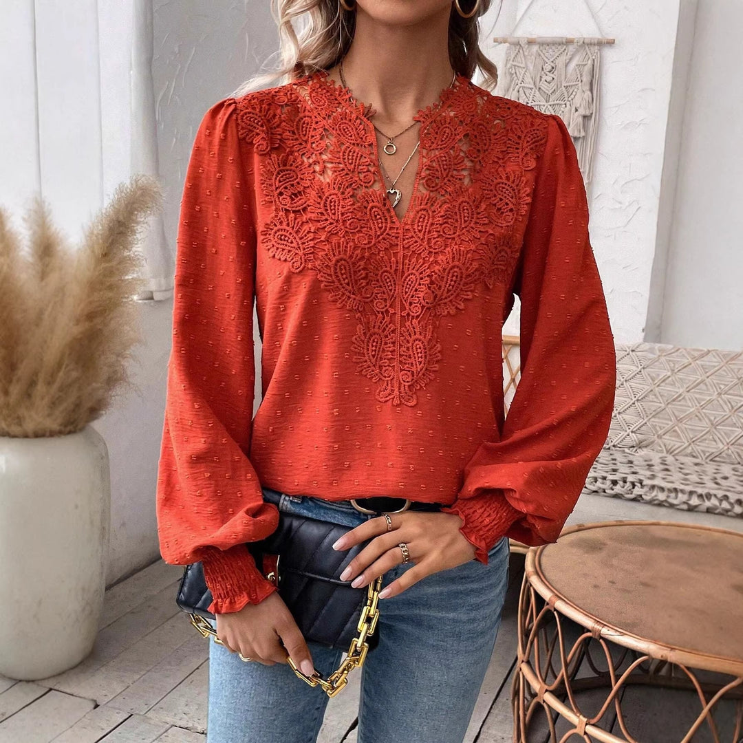 Boho-elegante Langarm-Spitzenbluse für Damen, V-Ausschnitt, Schweizer Punkt und Raffungen.