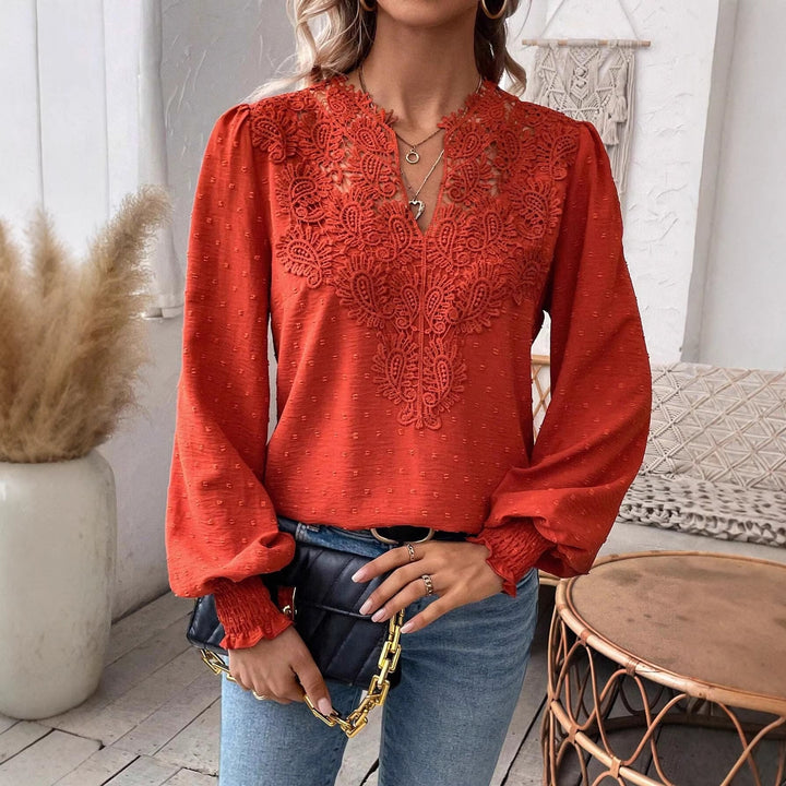 Boho-elegante Langarm-Spitzenbluse für Damen, V-Ausschnitt, Schweizer Punkt und Raffungen.