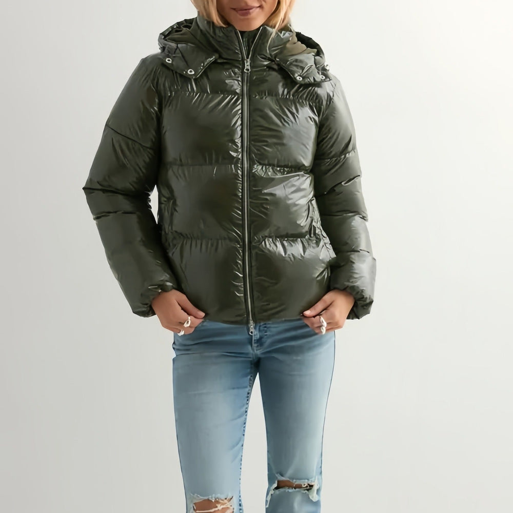 Warme olivgrüne Damen-Outdoorjacke, glänzend und elegant. Perfekt für Kälteschutz und Freizeit.