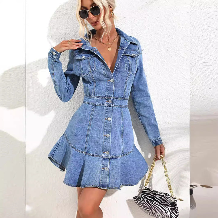 Tailliertes Sommer Jeanskleid für Damen, schwingender Rock, modischer Schnitt; perfekt für elegante Freizeitlooks.