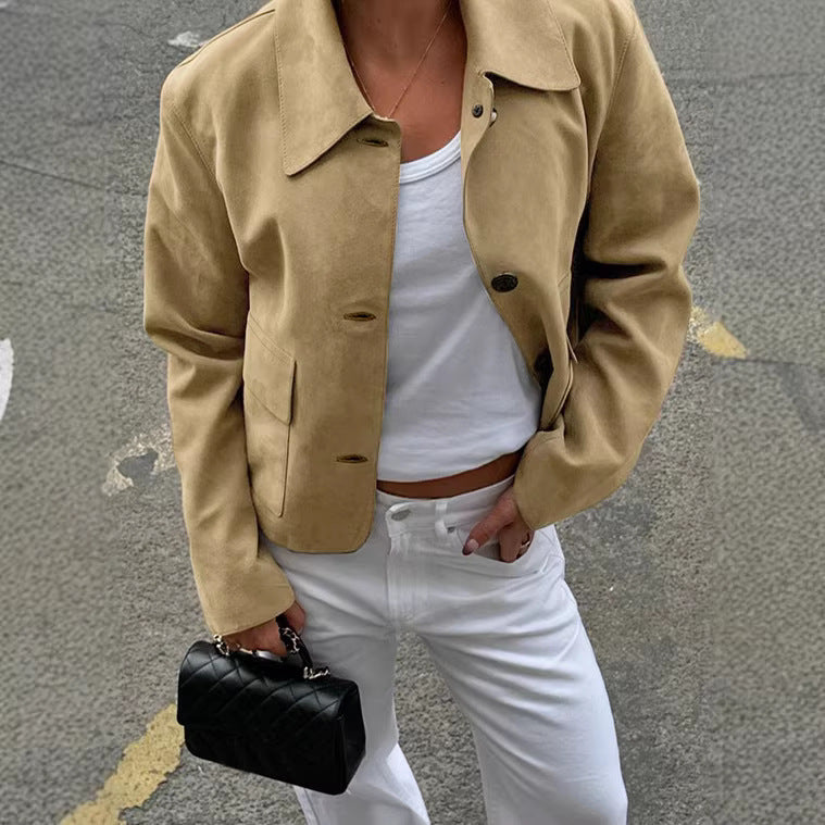Detailansicht der stilvollen Damen Kurzjacke in Karamell. Hochwertiger Schnitt und modernes Design für vielseitige Outfits.