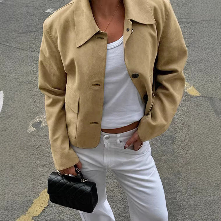 Detailansicht der stilvollen Damen Kurzjacke in Karamell. Hochwertiger Schnitt und modernes Design für vielseitige Outfits.