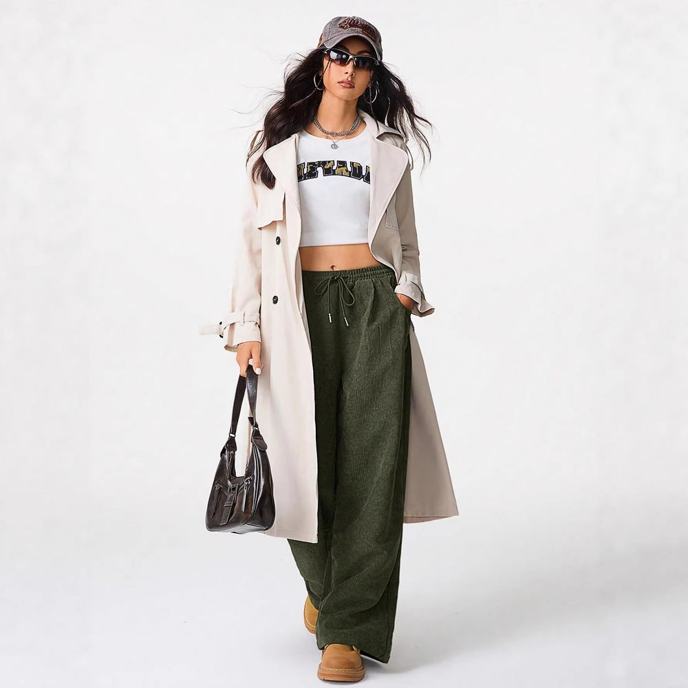 Lässig fallende weite Damenhose mit hohem Bund, von Model getragen, ideal für Frühling und Herbst.