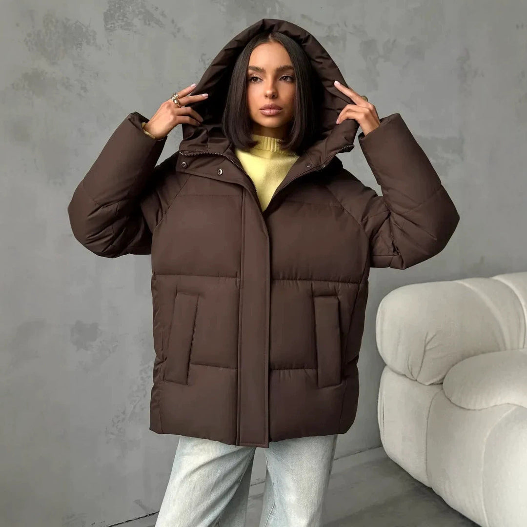 Trendige Oversized Damen Winterjacke mit Kapuze, warm und stilvoll für die Kälte.