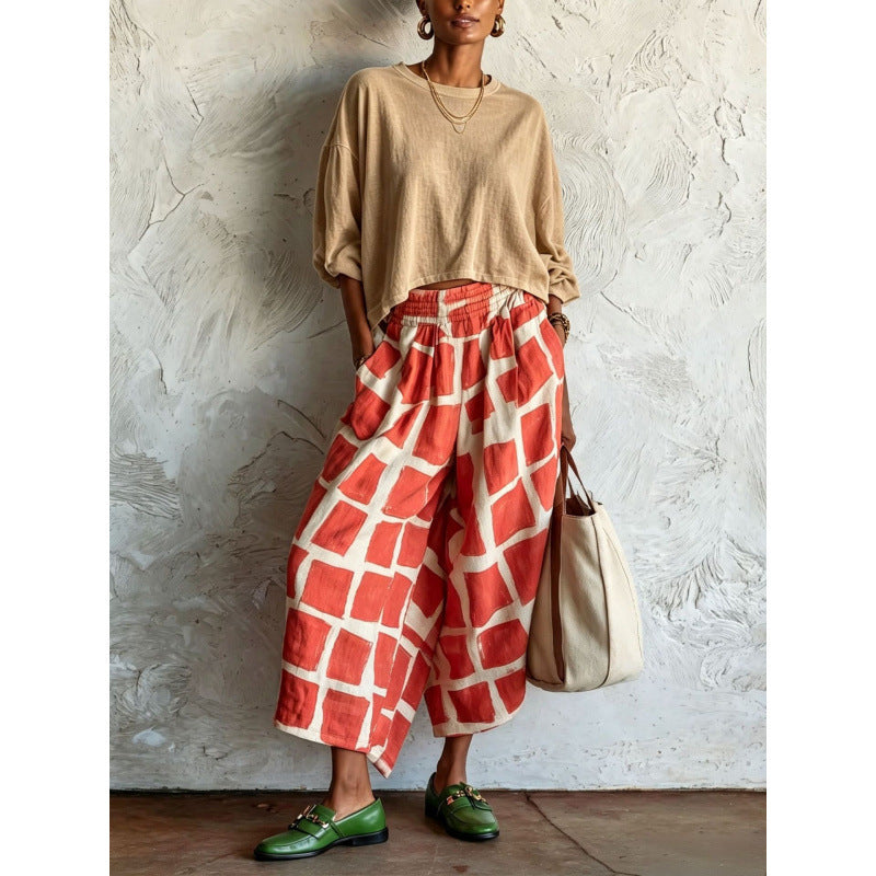 Modische Damen Culotte mit weitem Bein, lebhaftem Muster, elastischem Bund und Taschen. Perfekt für Urban Chic.