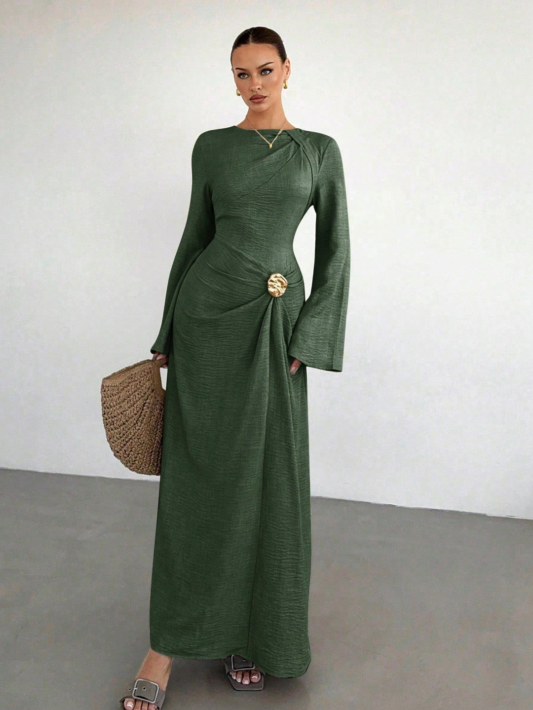 Bodenlanges Damen Maxikleid, drapiert, mit femininen Glockenärmeln für eine elegante Silhouette.