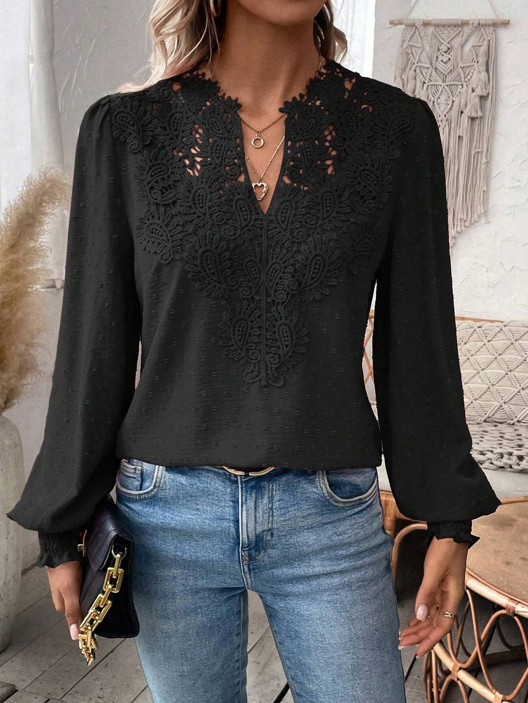 Elegante Frühlingsbluse für Damen, weiß, mit V-Ausschnitt, Schweizer Punkt und gerafften Manschetten.