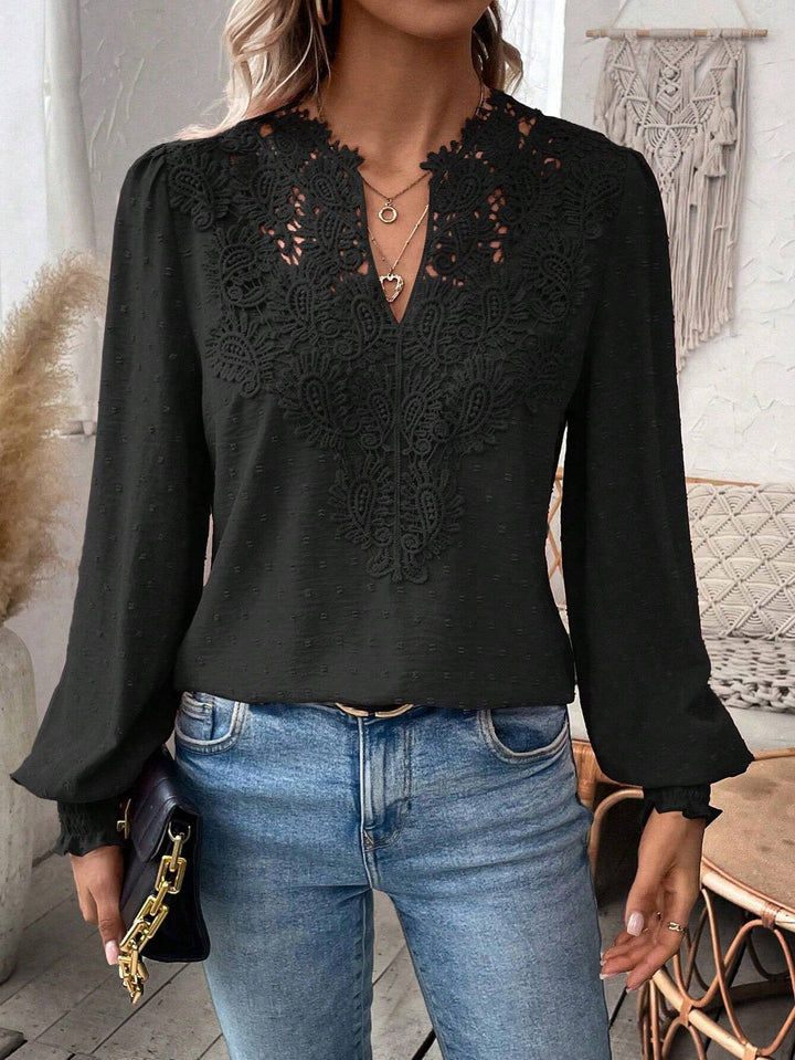 Elegante Frühlingsbluse für Damen, weiß, mit V-Ausschnitt, Schweizer Punkt und gerafften Manschetten.