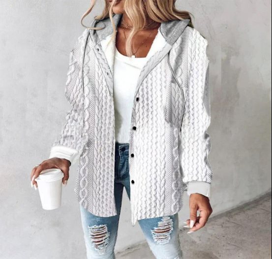 Damen-Kapuzenjacke mit attraktivem Karomuster. Optimal für lässige Herbst-Winter-Looks.