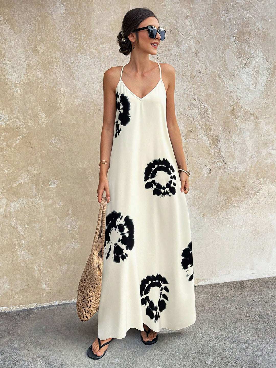 Modisches Damen Maxikleid mit Spaghettiträgern und V-Ausschnitt, ein Must-have für entspannte Sommertage.