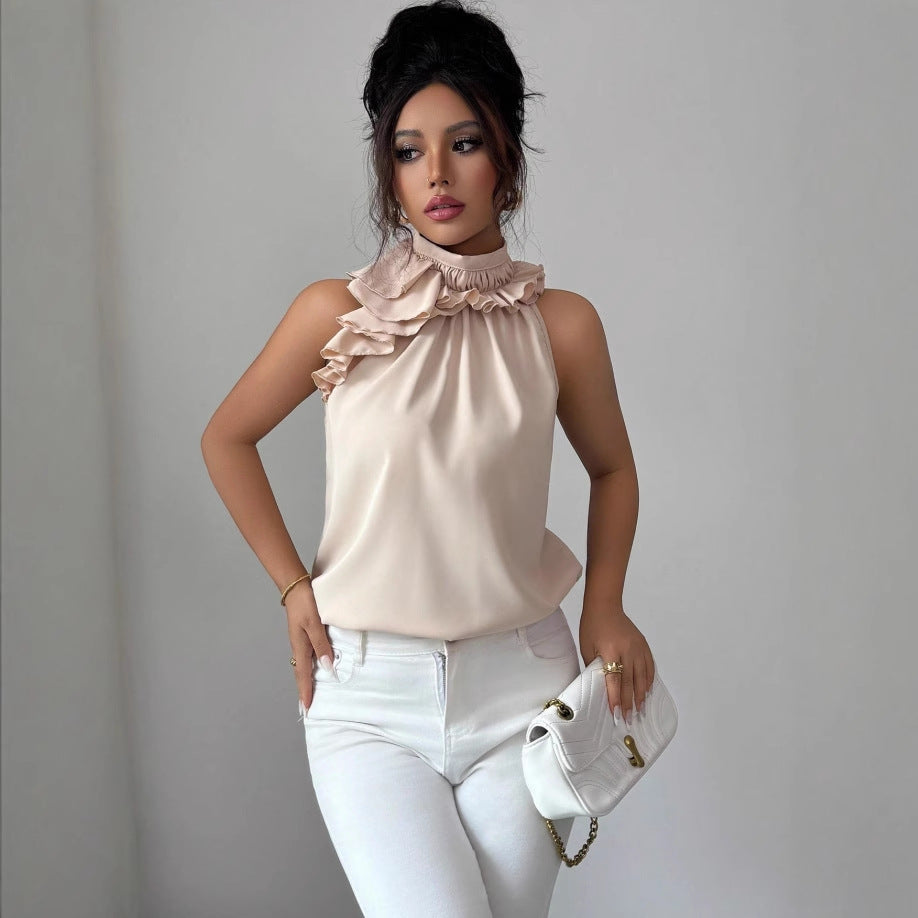 Feminines Sommertop mit einzigartigem asymmetrischem Volant und elegantem Rüschenkragen, ideal für den Sommer.