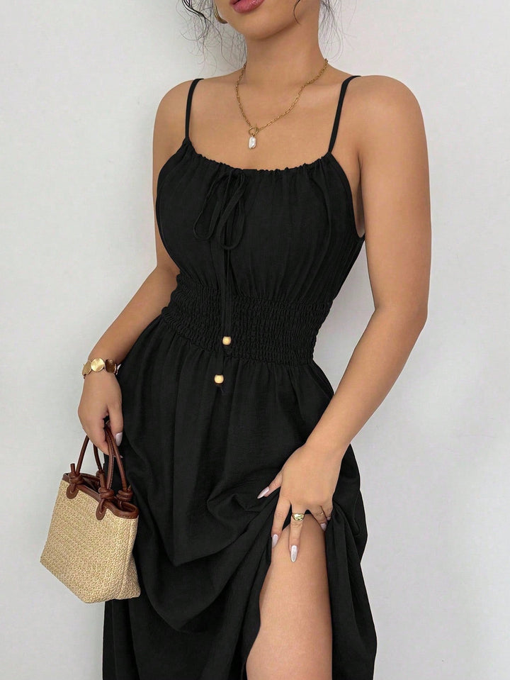 Luftiges Damen Strandkleid, Midilänge, mit Spaghettiträgern & betonter Taille. Dein perfektes Freizeitkleid.