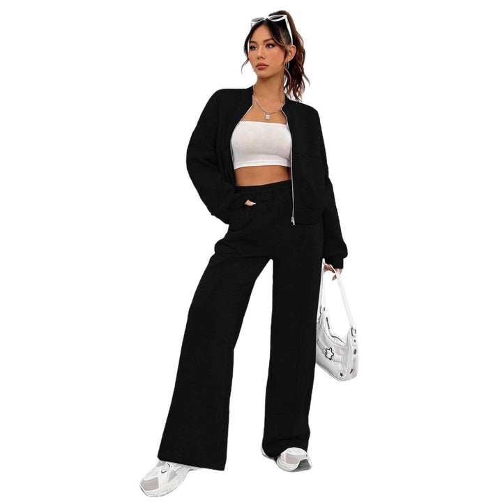 Stilvolles Damen Zweiteiler-Set: Kurzer Bomber & weite Jogginghose. Modernes Design für bequeme Alltags-Looks.
