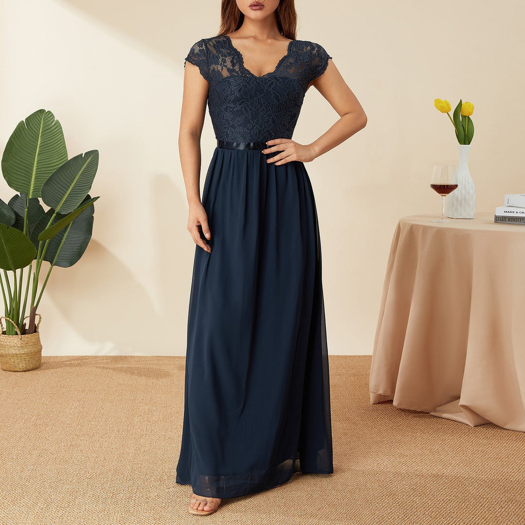 Elegantes Damen Spitzenkleid mit V-Ausschnitt, perfekt für festliche Anlässe und Hochzeiten.